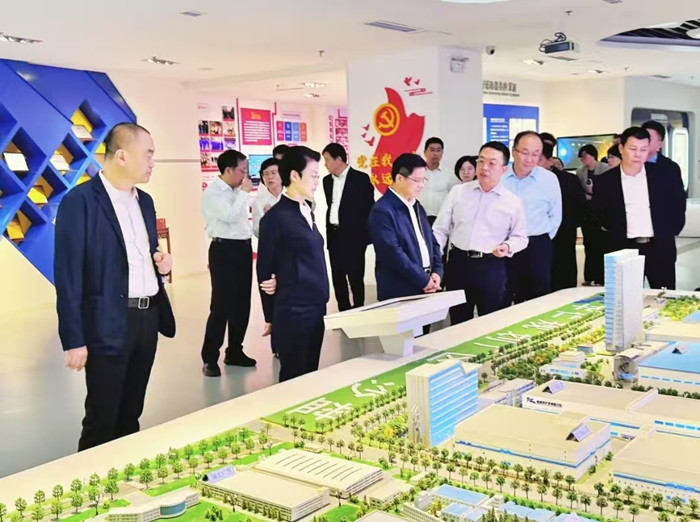 2024年10月17日，國家藥品監督管理局副局長雷平同志、山東省副省長王桂英、山東省藥品監督管理局局長李濤一行，在青島市相關部門領導陪同下蒞臨華仁藥業調研指導。